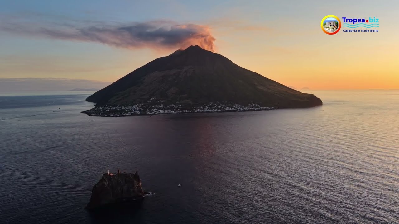 In volo sul 🌋 Stromboli, la sciara del fuoco🔥, il cratere, Strombolicchio e il borgo di San Vincenzo