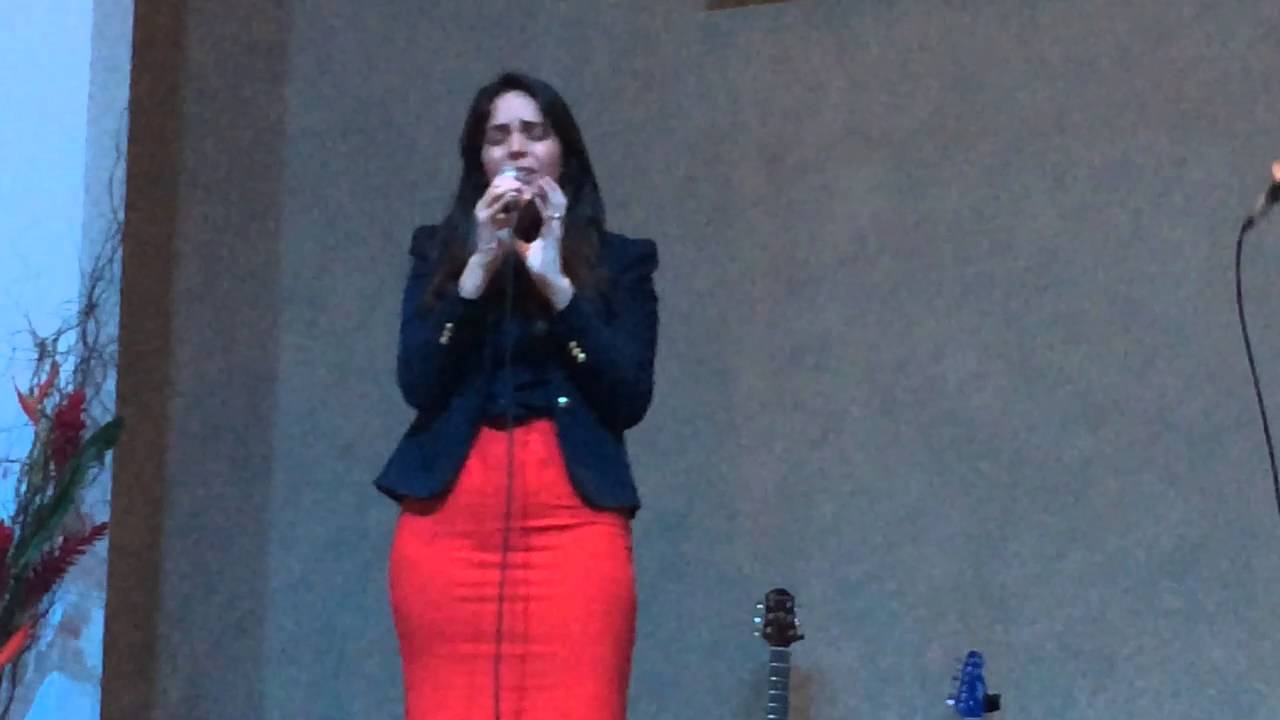 Danilo Melo e Rafaela Pinho cantando 