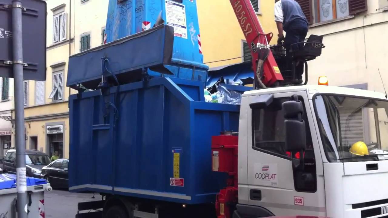 iveco eurocargo svuota la campana del multimateriale