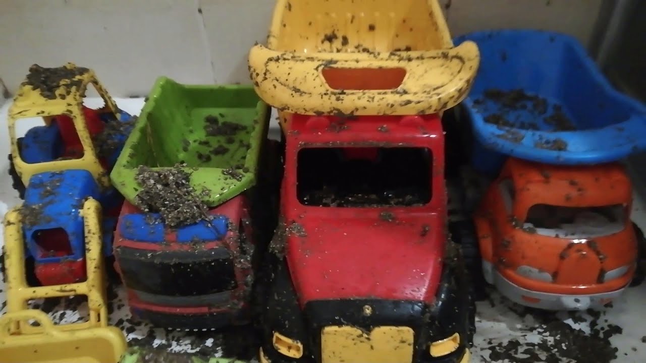 Dirty Trucks Toys Getting Washed - Car Wash Video for Kids