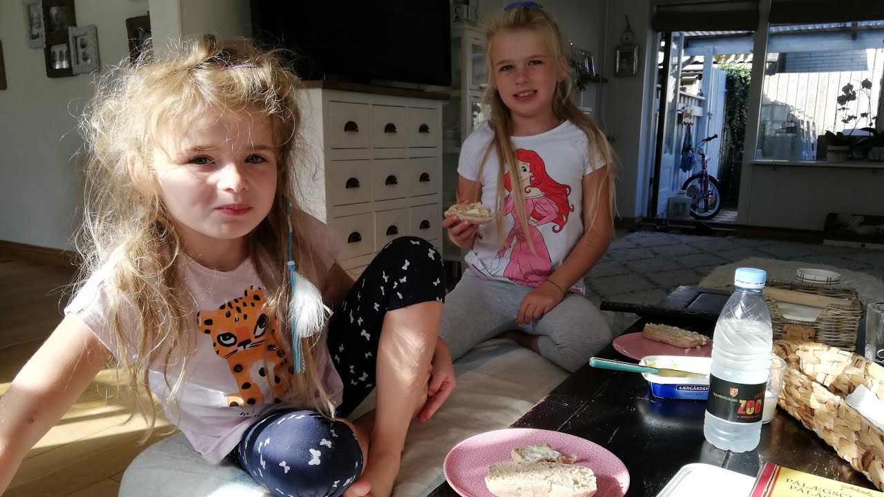 Pigerne vågnede tidligt og nu morgenmad🍞