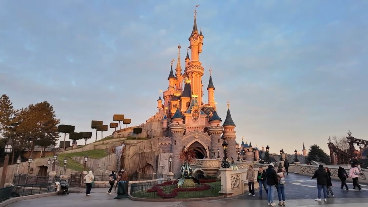 [4K] Disneyland Paris in January 2026 - Day 4 - Sunrise / Mickey & Minnie / Christmas 11th Jan