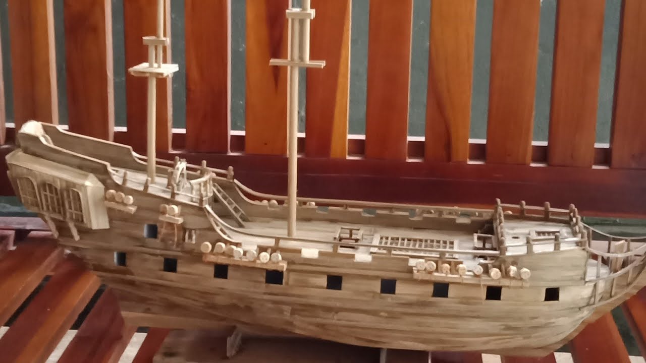 miniatur kapal black perl dari bambu
