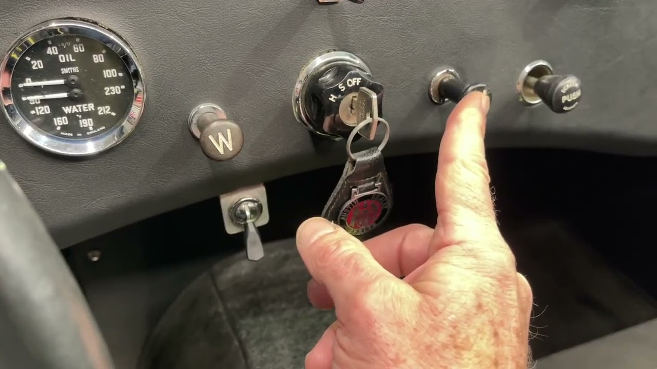 Автомобиль Concours Gold 1958 Bugeye Sprite: обзор двигателя и кабины.