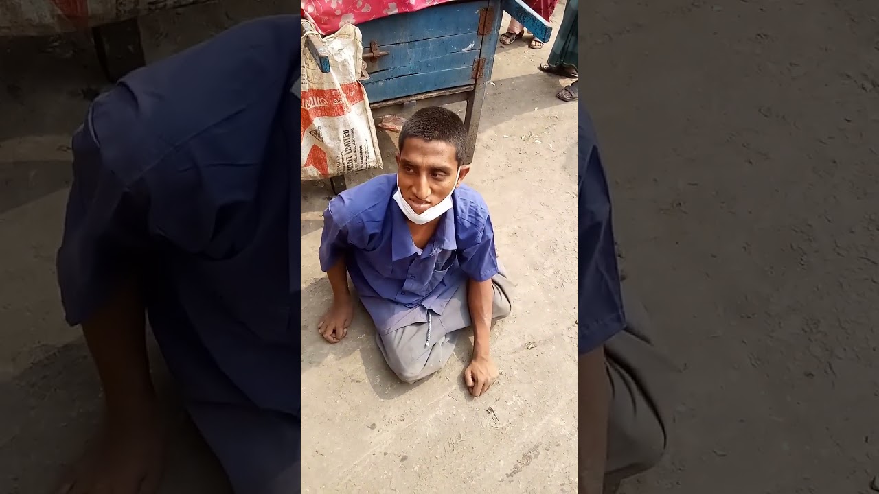 একটু খাবার দেখেই কত সুন্দর হাসিমাখা মুখ প্রতিবন্ধী যুবকের। 