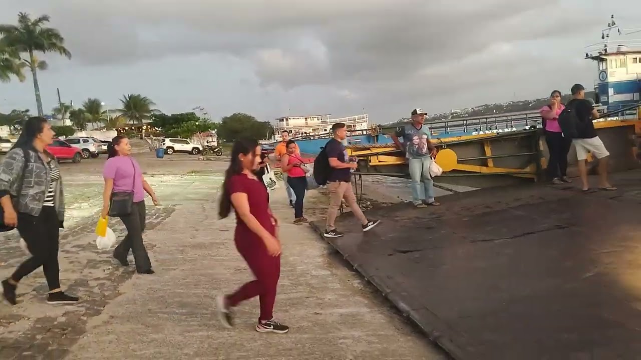 Balsa entre Sergipe (Neópolis) e Alagoas (Penedo) no Rio São Francisco - Barco só  universitários