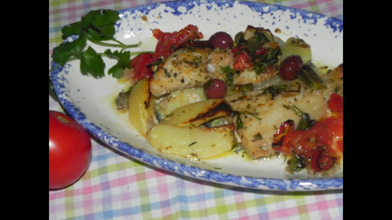 Baccalà al forno con patate e pomodori.