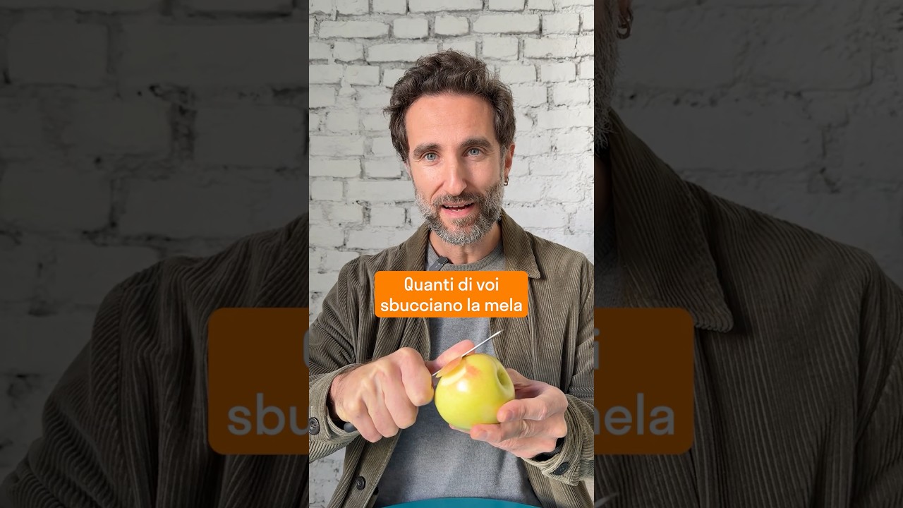 Se anche tu quando mangi la mela butti via la buccia, oggi ti spiego perch&eacute; non dovresti farlo.