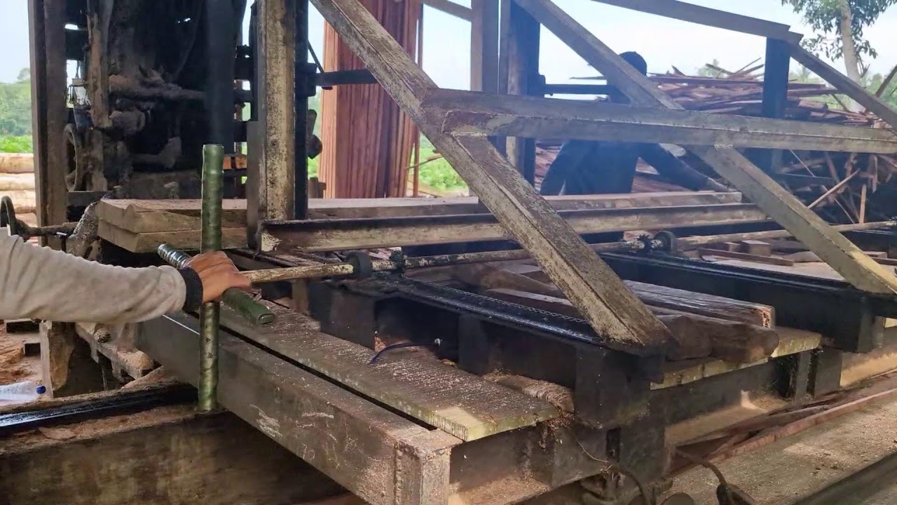 WATCH THIS SKILLED WORKER CUT WOOD PERFECTLY WITH ADVANCED SAW - Agriculture Tools