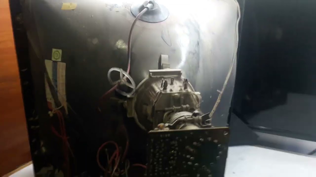 Como descargar pantalla de TV con cable a tierra, conector del flyback