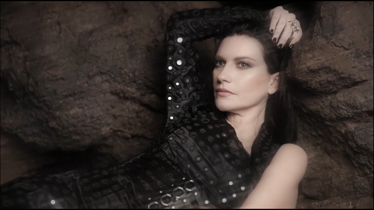 Laura Pausini - ENTRE SOBRAS Y SOBRAS ME FALTAS (Official Visual Video)
