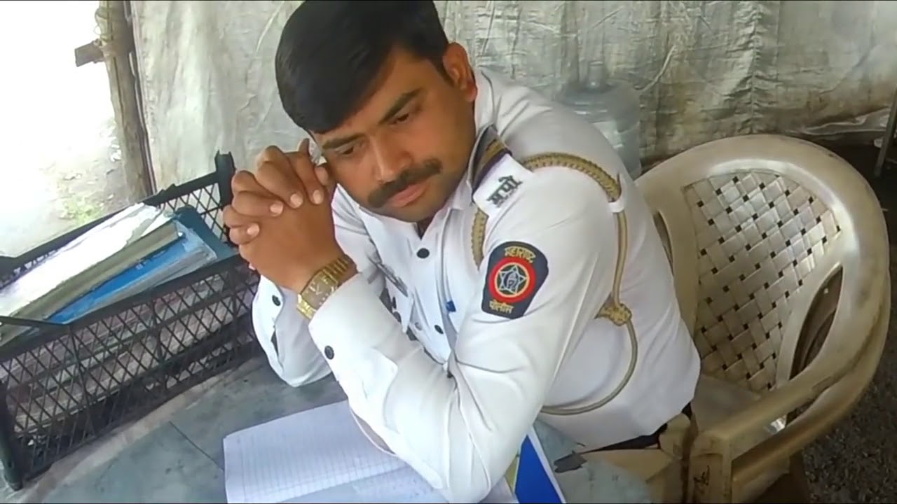 Police adhikari gya  pkda risbat Lete hua