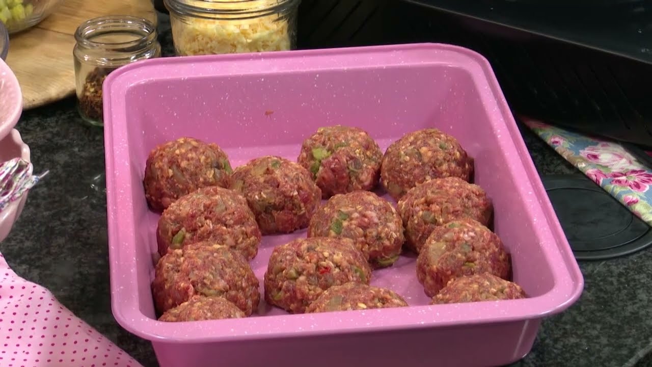 Kombuis Idees | Jaclyn Venter maak Frikkadelle en Pasta | 12 Mei 2022