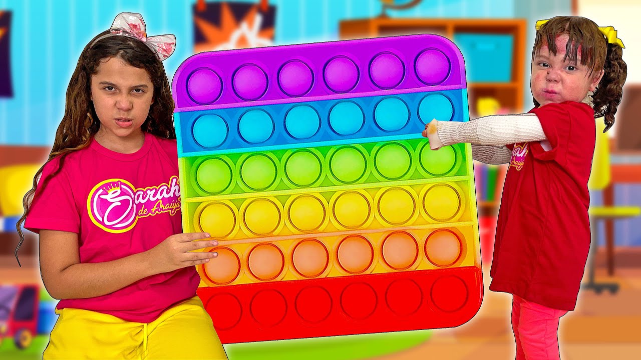 Sarah aprende a compartilhar os seus fidget toys ! Pretend Play FidGet Toys with Friends