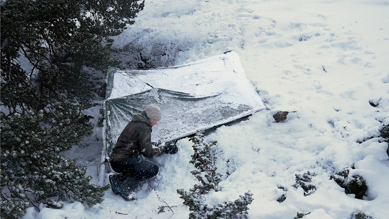 Surviving a Snowstorm In Freezing Winter - Bushcraft Adventure