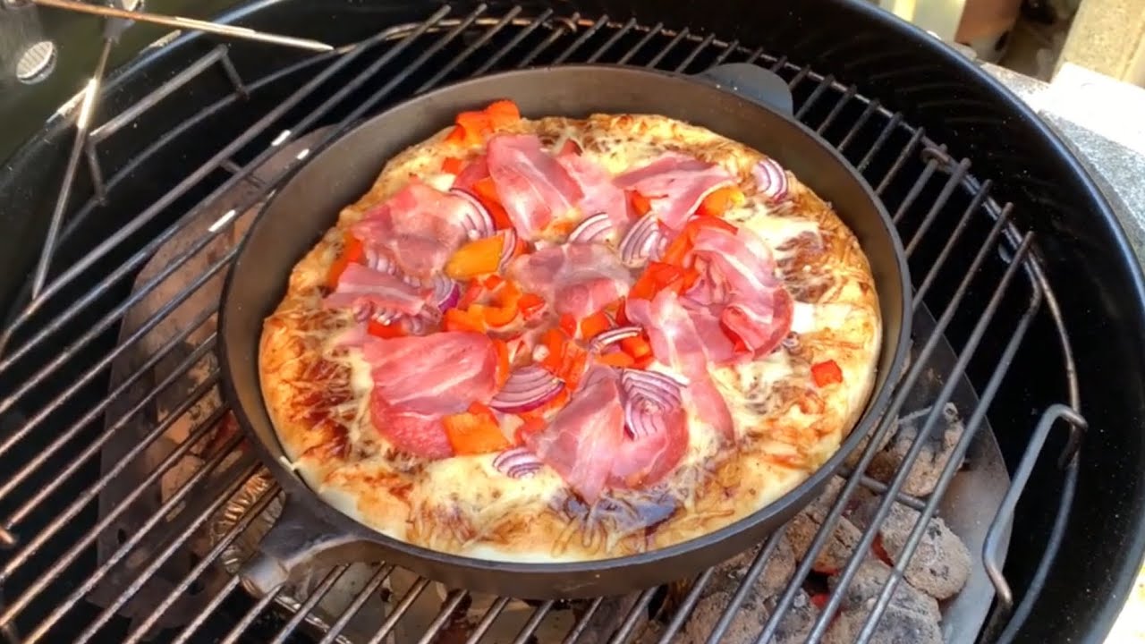 BBQ Pizza im Kugelgrill mit Gusspfanne American vs. Italian Style