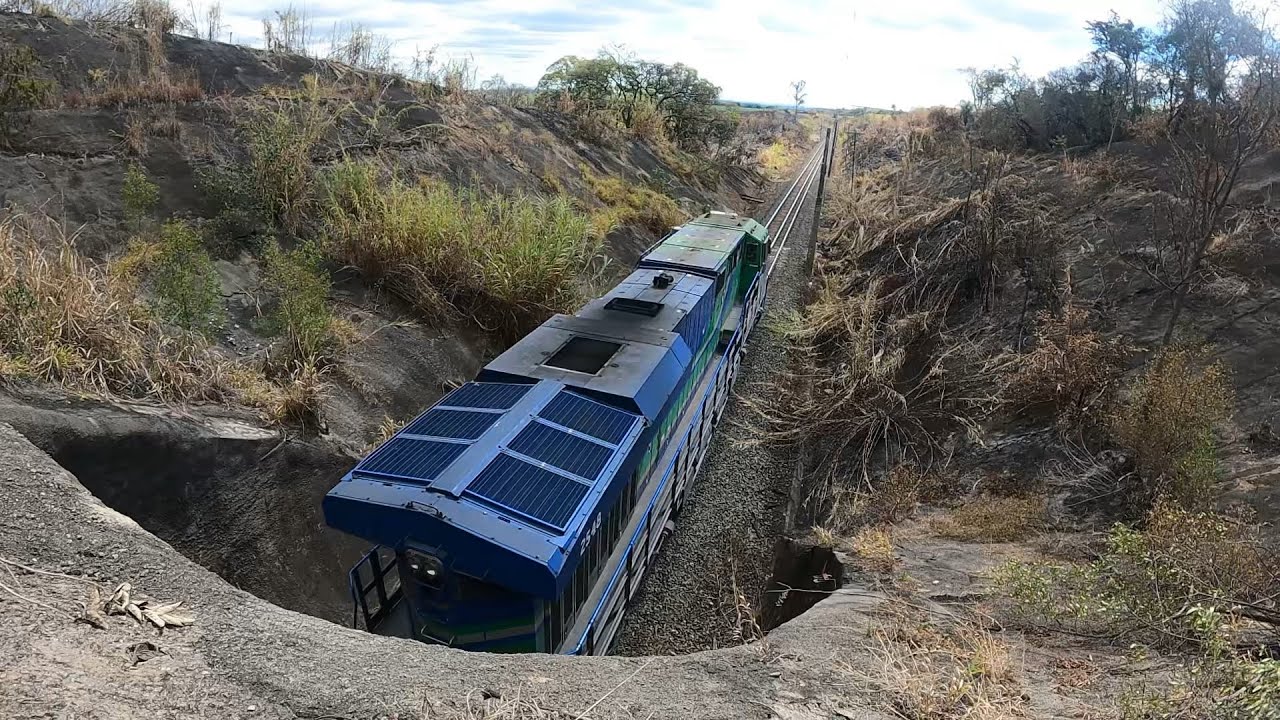 TREM DA RUMO PUXANDO SEIS LOCOMOTIVA NOS VAGÕES DA SUZANO 