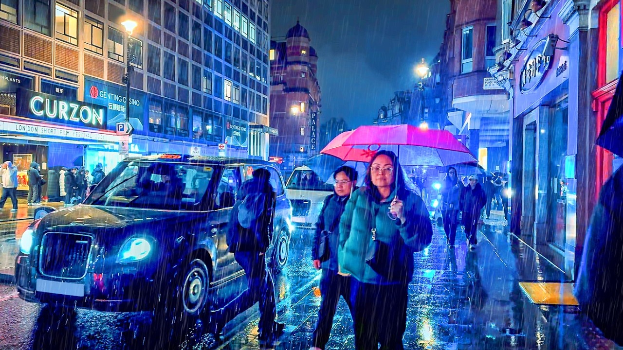 Walking Central London in the Rain - Sunday Night City Ambience | 4K HDR
