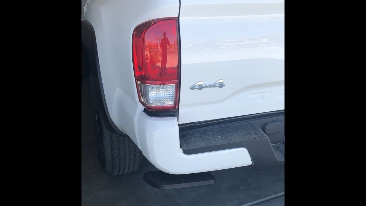 Установка оригинальной подножки в кузов Toyota Tacoma 2016-2020 годов выпуска.