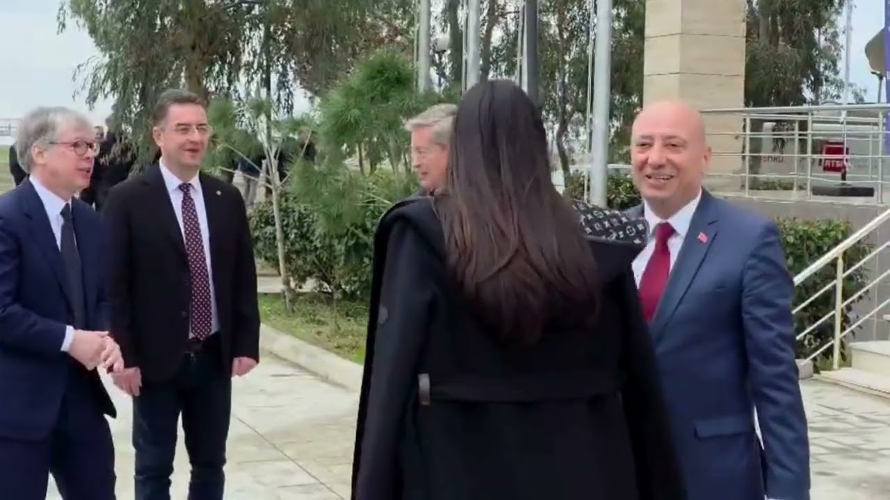 Top Channel/ Universiteti në Durrës nderon nipërit e aktorit Aleksandër Moisiu