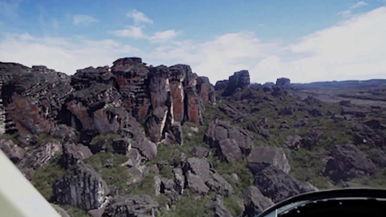 Auyan-Tepui helicopter overfight from Orange Camp to Uruyen