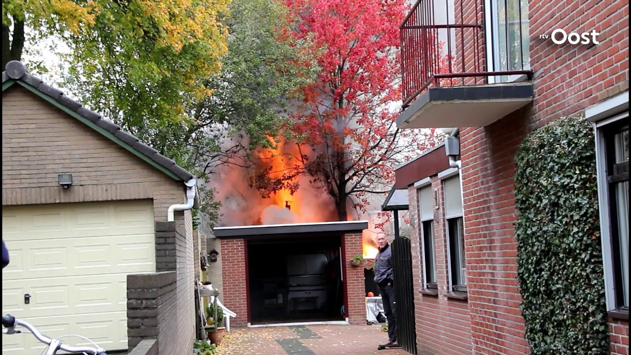 Tuinhuisje staat in brand in Nijverdal