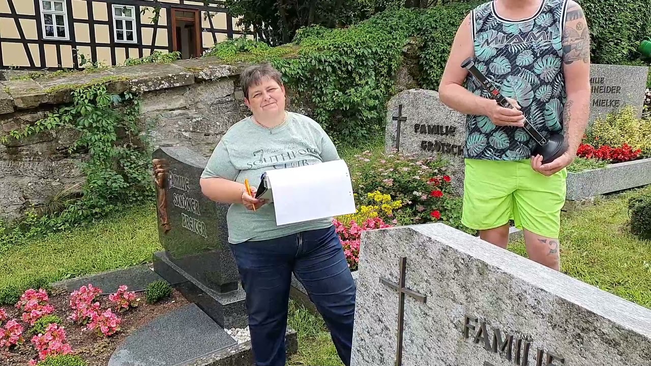 Grabmalstandfestigkeitsprüfung auf dem Burgbernheimer Friedhof