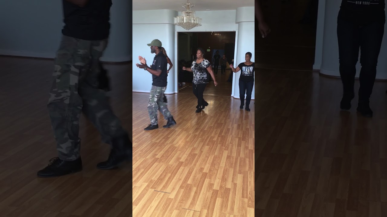 A lil Steppin lesson with CHOC before class. Try it out the moves changes at 1:36
