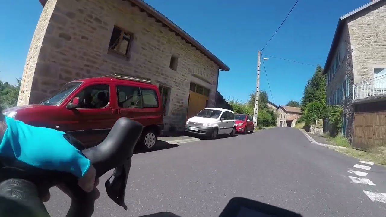 À vélo dans les Monts du Livradois Forez.Depart Montée col du Beal.