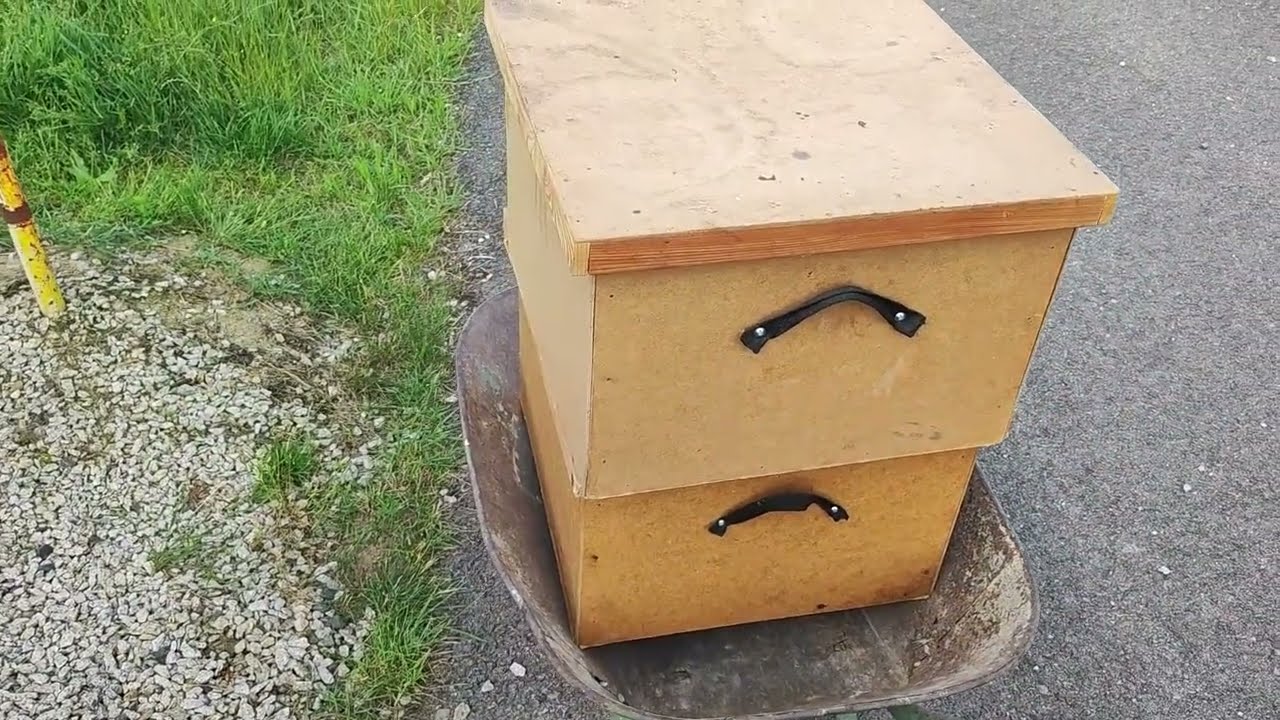 Vytahuji zralý med ze včelstev (z medníku od včel). Příprava vybraných plástů na vytáčení medu.
