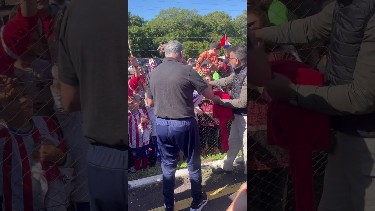 Gustavo Alfaro firmado aut&oacute;grafos, Director T&eacute;cnico de la Selecci&oacute;n Paraguaya #futbol