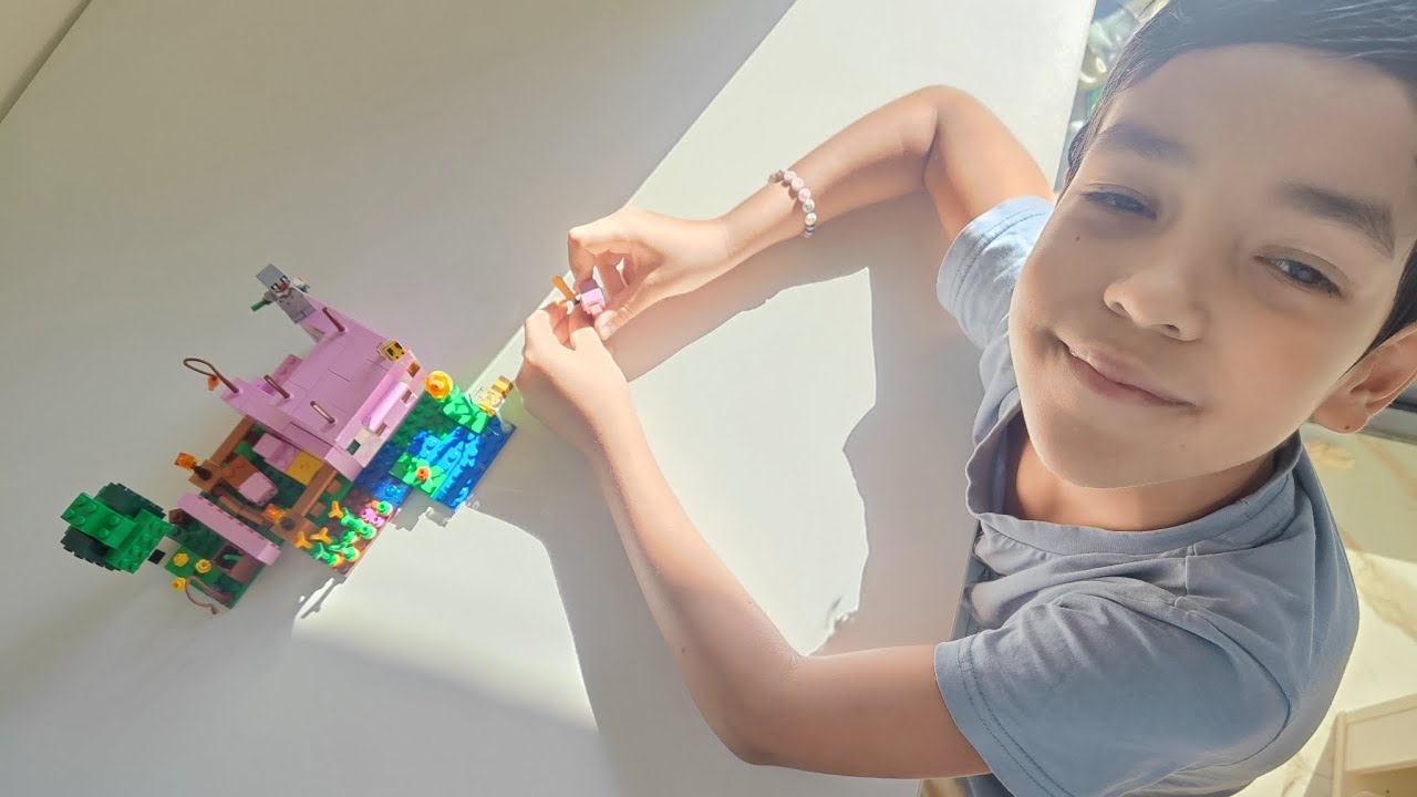 How to build a LEGO® Minecraft The Baby Pig House 