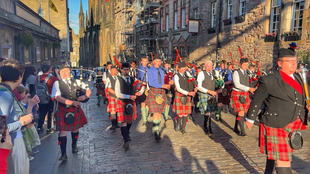Move Out the Way! Boys’ Brigade Marching up to Edinburgh Castle