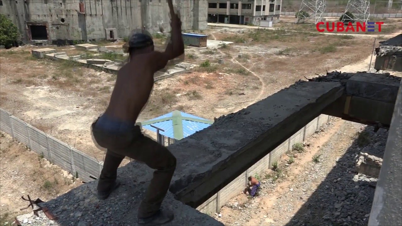 Picapiedras: CUBANOS se ganan la vida con los restos de la central NUCLEAR de Juraguá