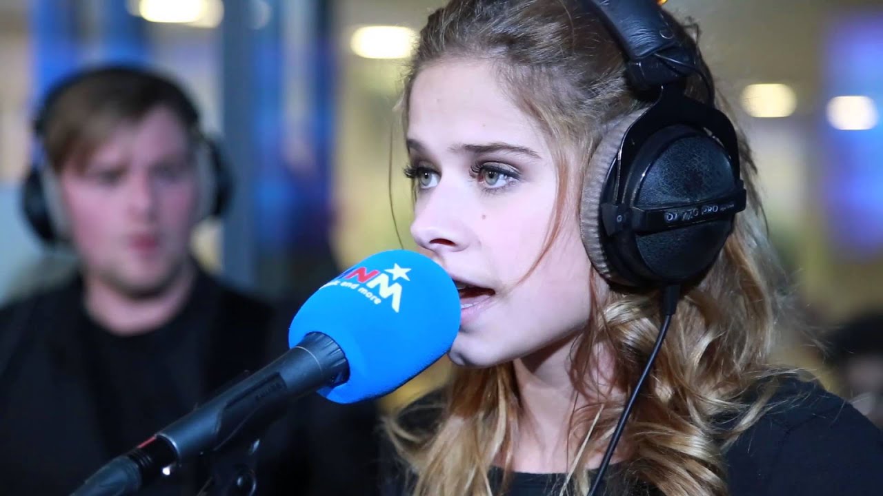 MNM: Taylor Swift - Shake It Off (cover door Laura Tesoro)