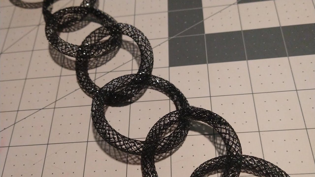 Deco Mesh tubing Circle chain #homecoming #dollartree #homecomingmums