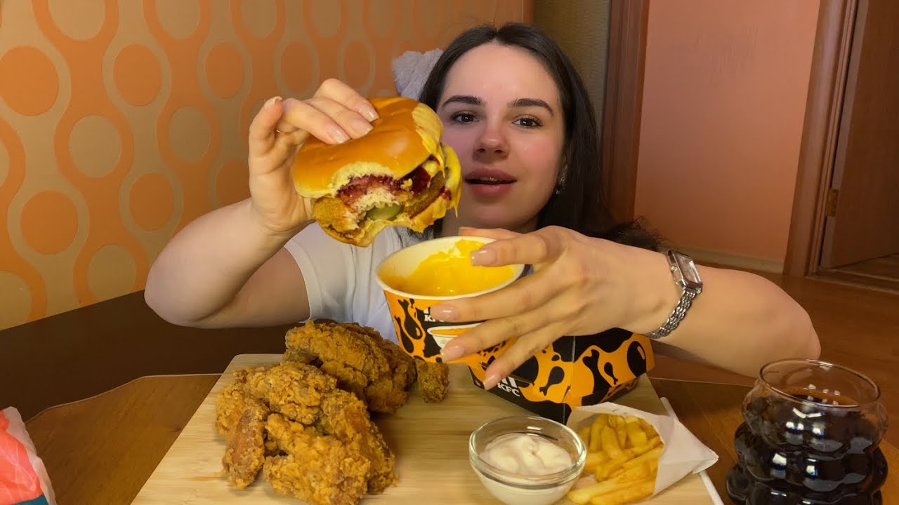 МУКБАНГ СИРНИЙ БУРГЕР KFC ГОСТРІ КРИЛЬЦЯ #annaeats 