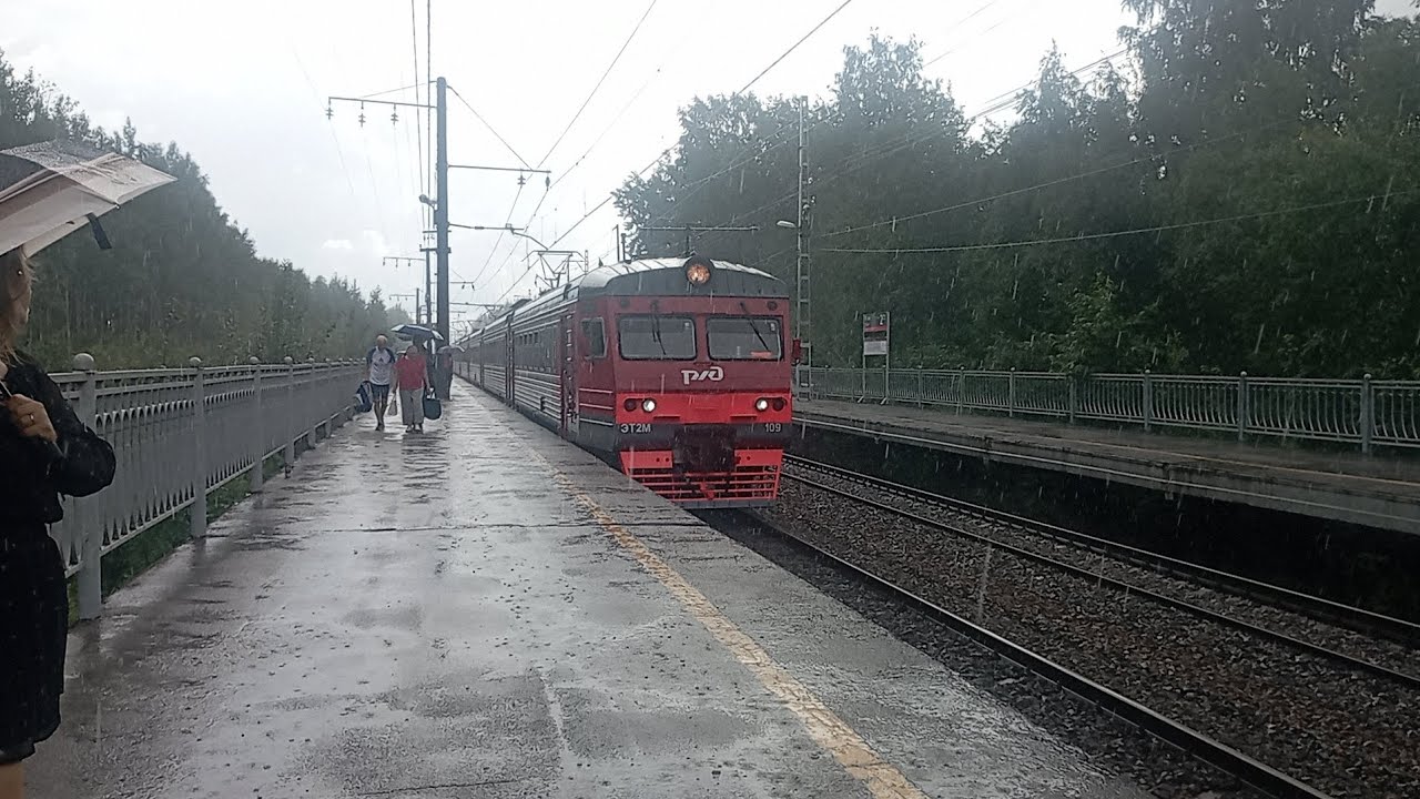 Поездка на электропоезде ЭТ2М-109 под дождь в Санкт-Петербурге