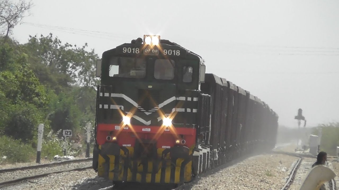 General Electric ES43 Locomotive Leading Coal Train || Jhimpir Railway Station || Pakistan Railways