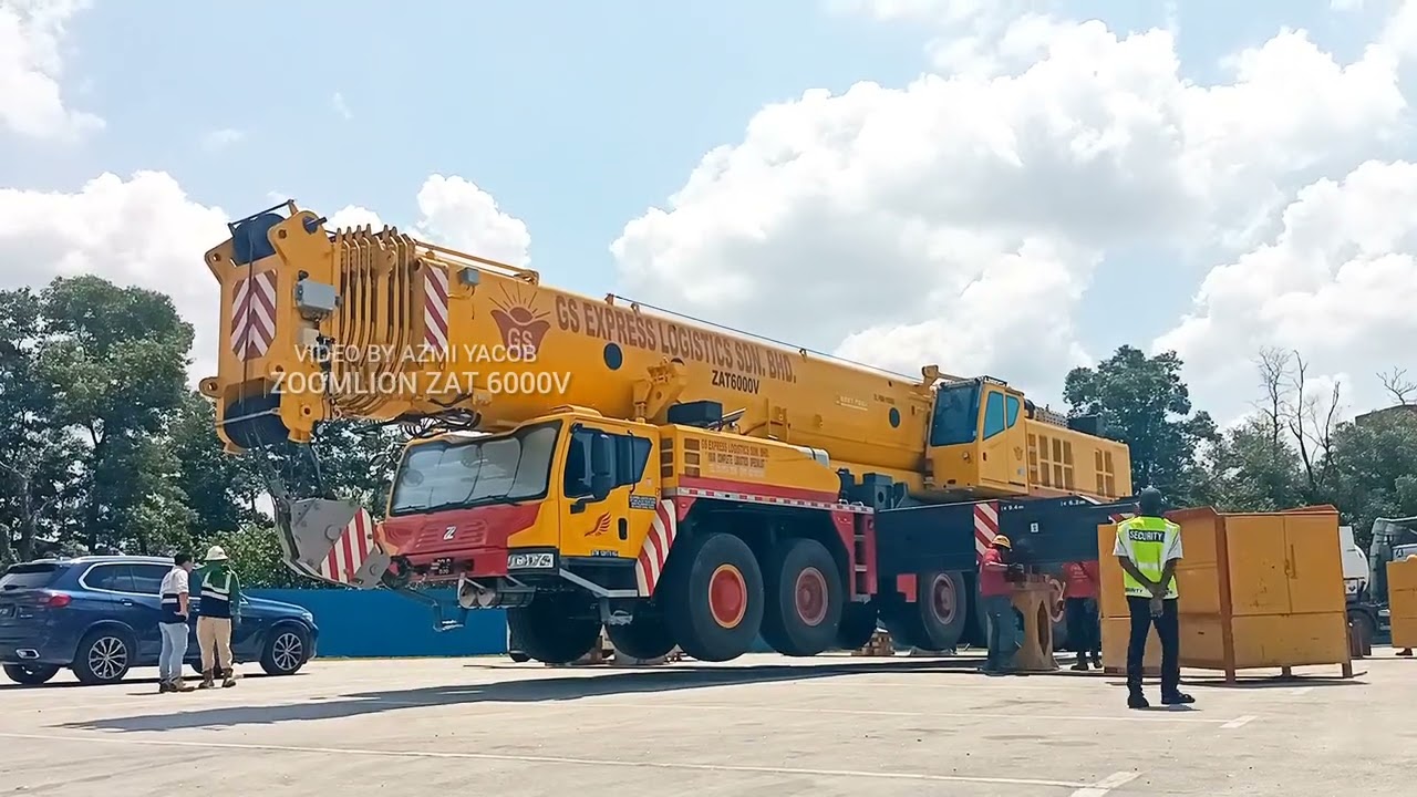 SAAT MENAIKKAN MOBILE CRANE 600TON ATAS MULTIAXLE 