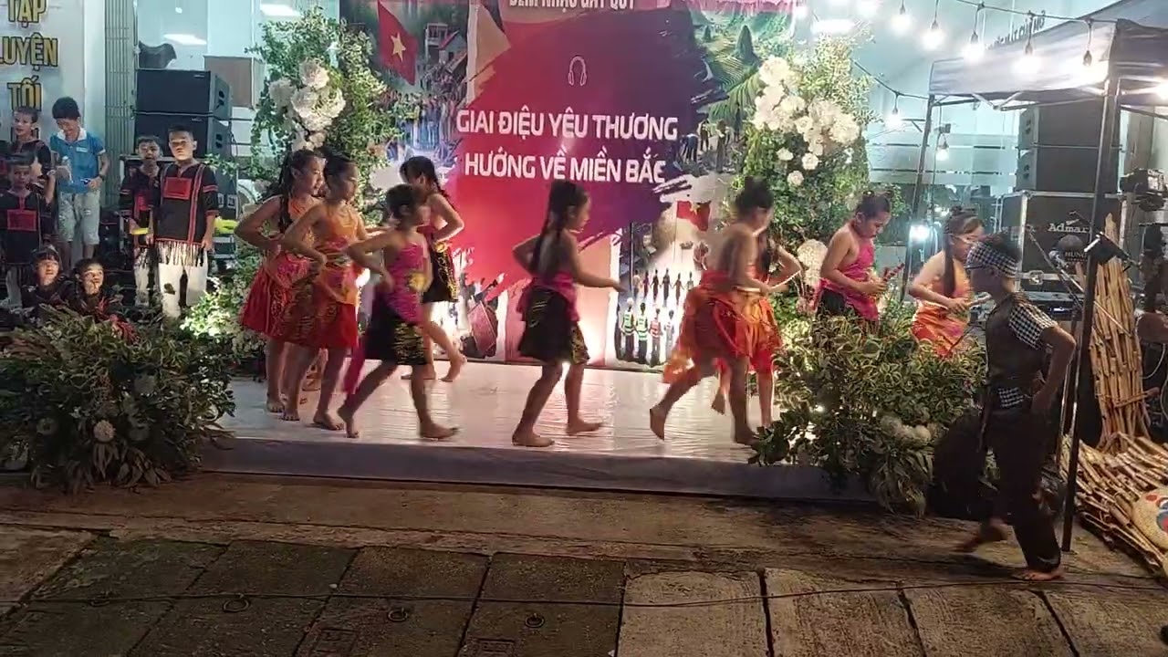 Văn nghệ cùng Ngọc Vy