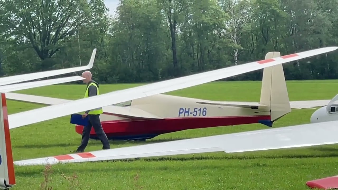 Naar Lacros,Schijndel, zweefvliegtuigen stijgen op bij de landing @2024#078