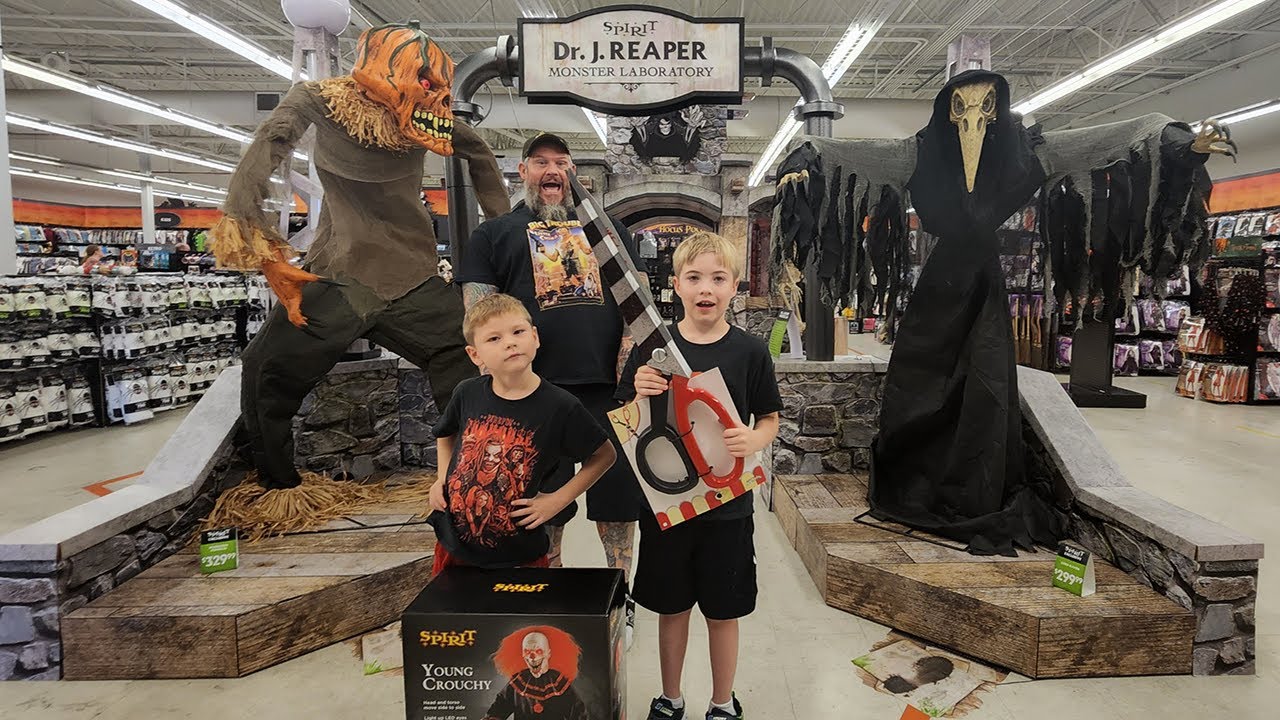 Brand New 2022 First Spirit Halloween Store Walkthrough!