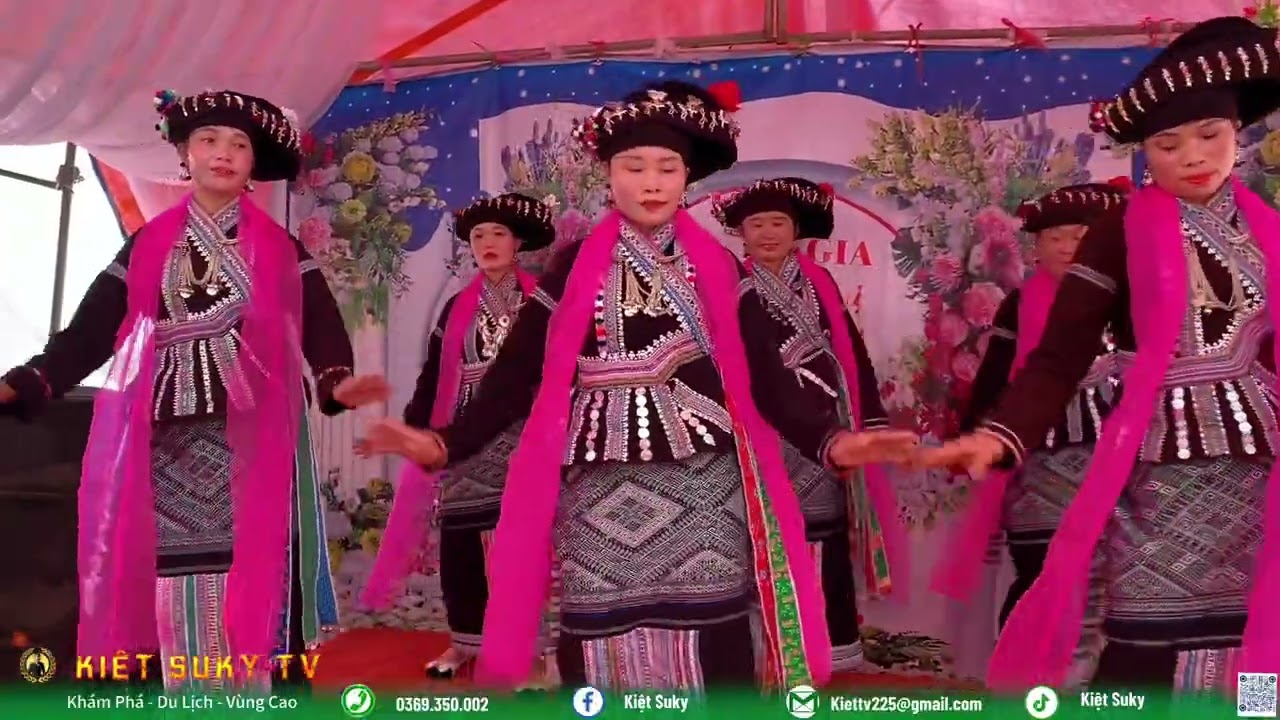 Đội múa văn nghệ mừng lễ vu quy 