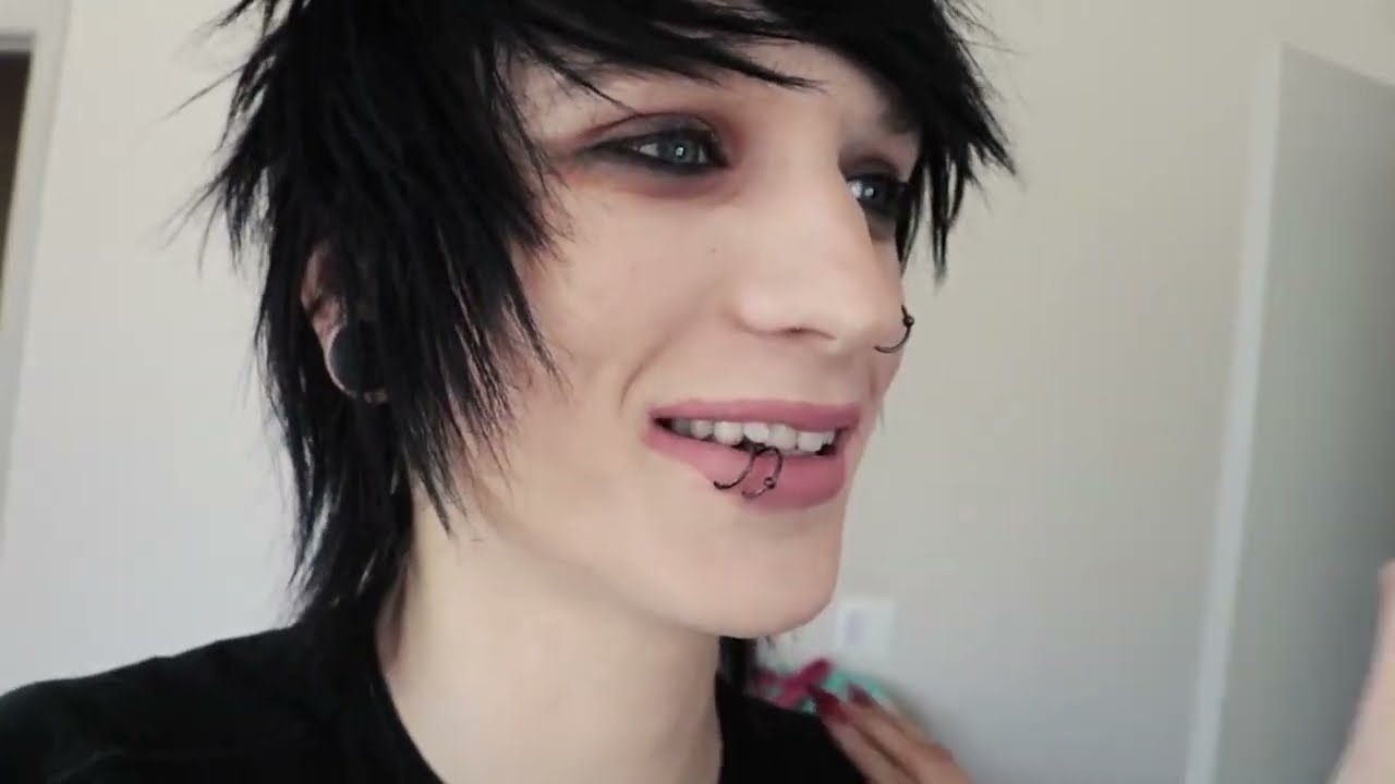 Johnnie Guilbert: I Tried Following A Tana Mongeau Make Up Tutorial (Re-upload)