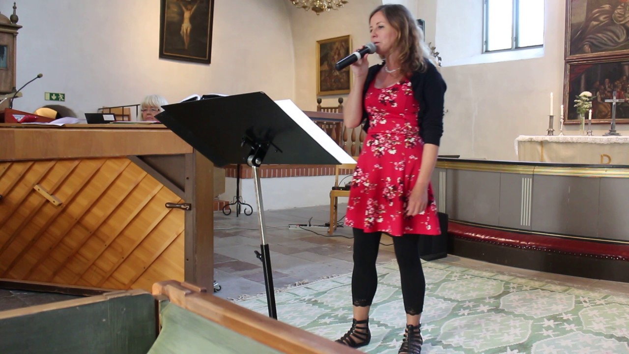 Linn Svensson sjunger Kom nära mig i Skällviks kyrka