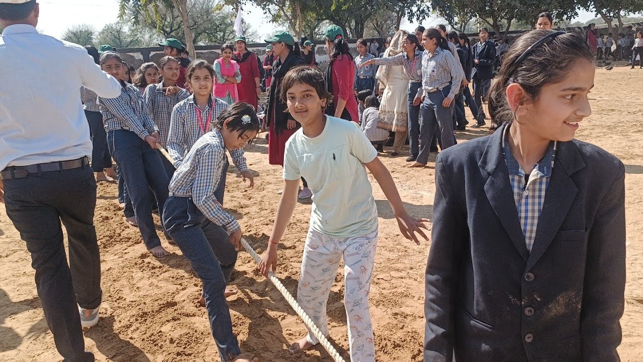 छात्राओं के बीच रस्साकशी (Tug of War) प्रतियोगिता #school #sports #meet #live #shortvideos 