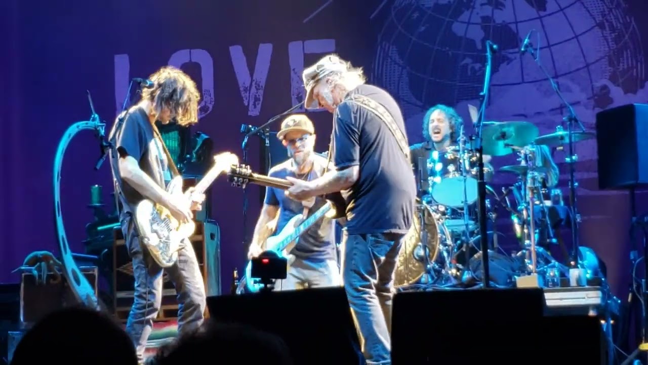 Neil Young & Chrome Hearts - Hey Hey, My My (Into The Black) (Budweiser Stage, Toronto, 2025-08-19)