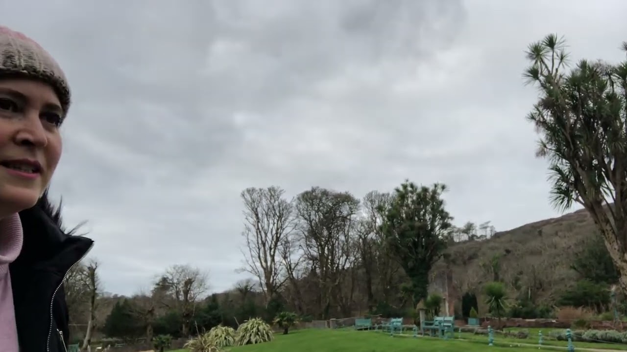 Chilena en Cork Irlanda ☘️ , mientras paseamos por los jardines de Kylemore Abbey | viajeros mayores