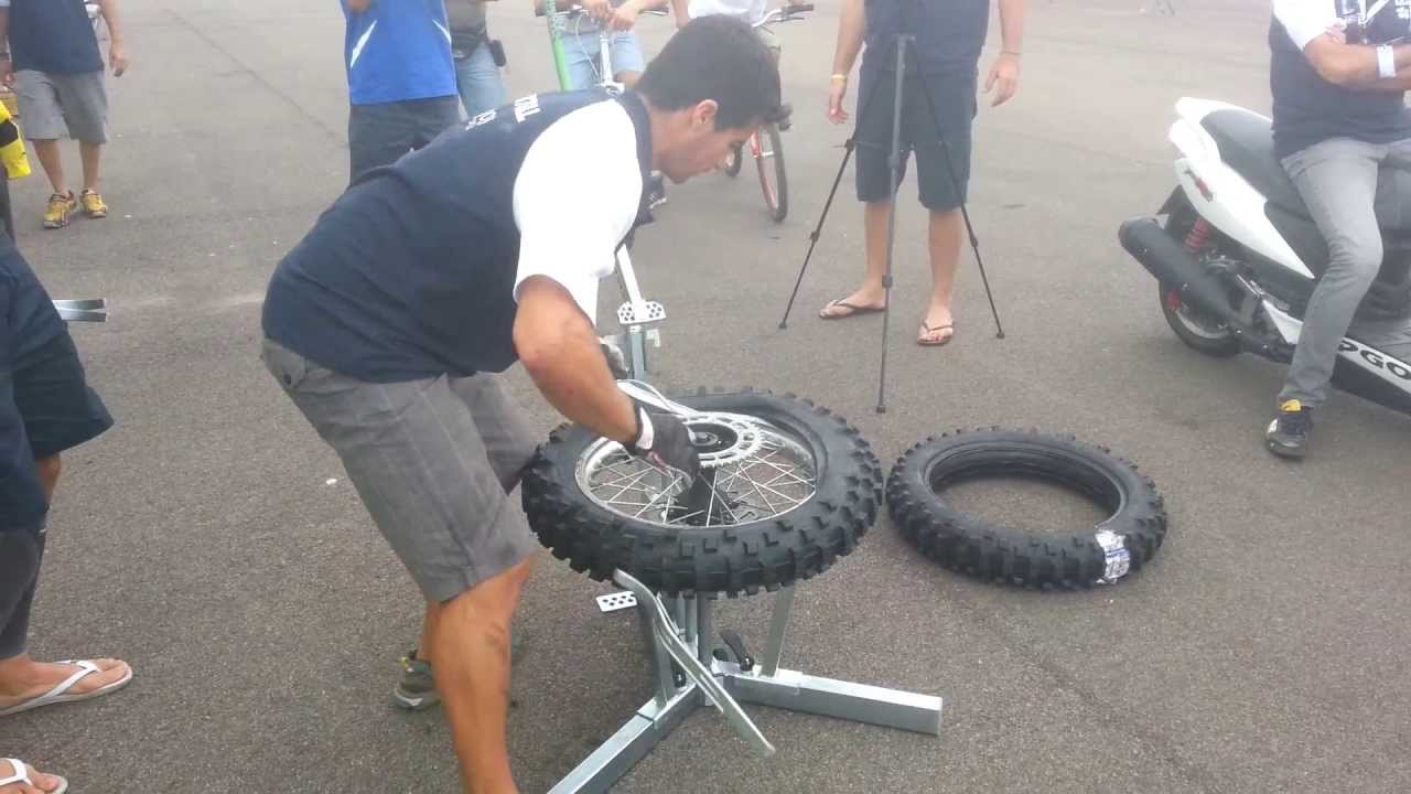 44 second mousse tyre change